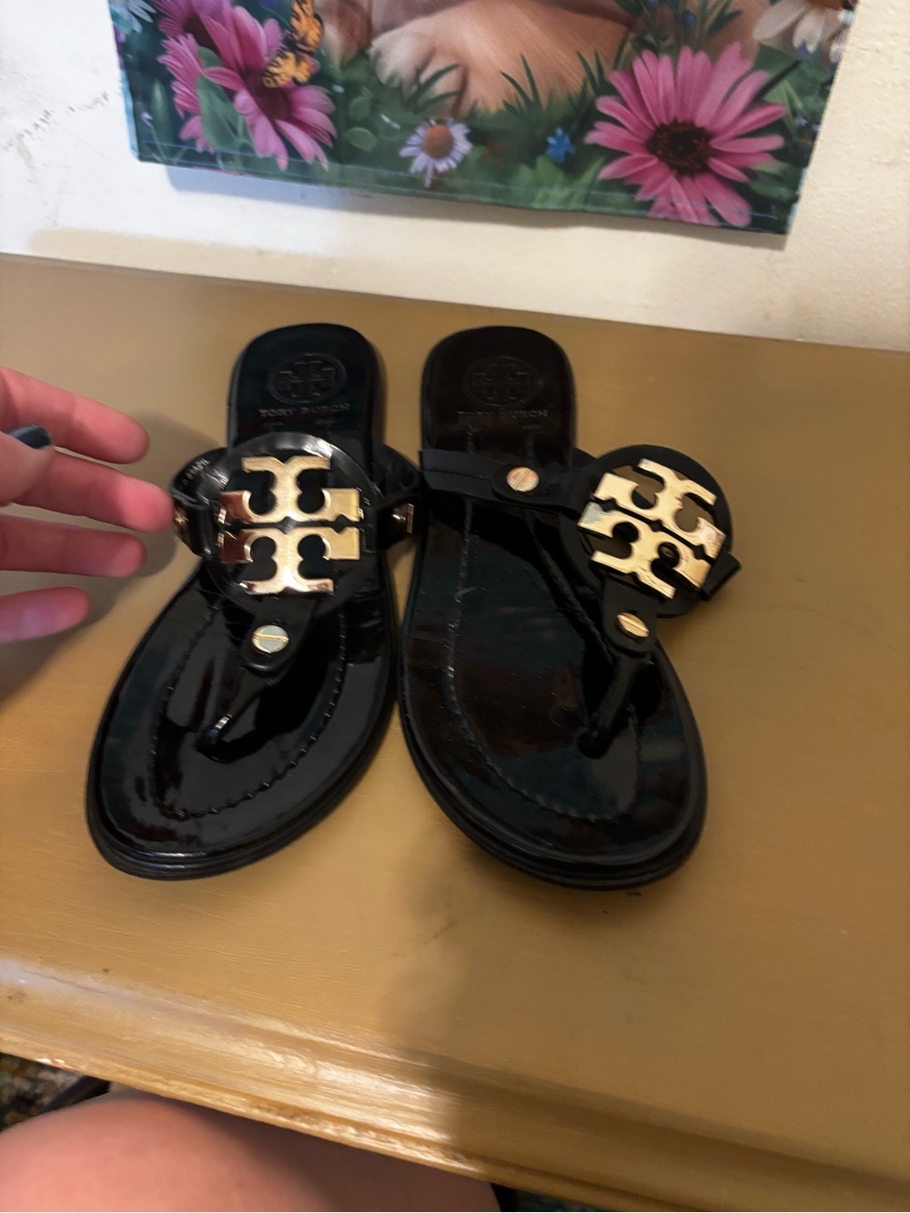 Tory Burch Black Patent Leather Logo Thong Sandals with Gold Hardware - Picture 3 of 8